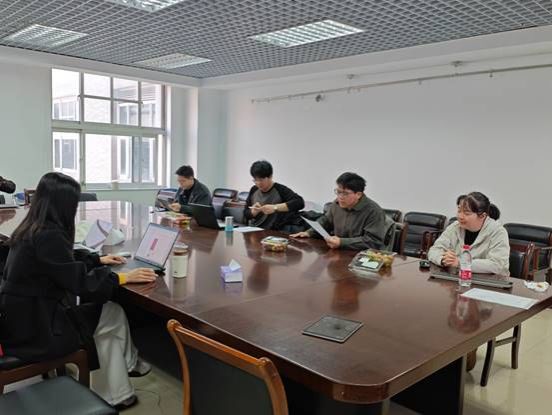 一群人坐在桌子前 AI 生成的内容可能不正确。