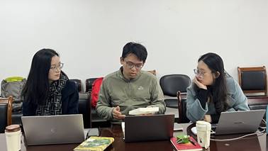 桌子上放着笔记本电脑前的人们 AI 生成的内容可能不正确。